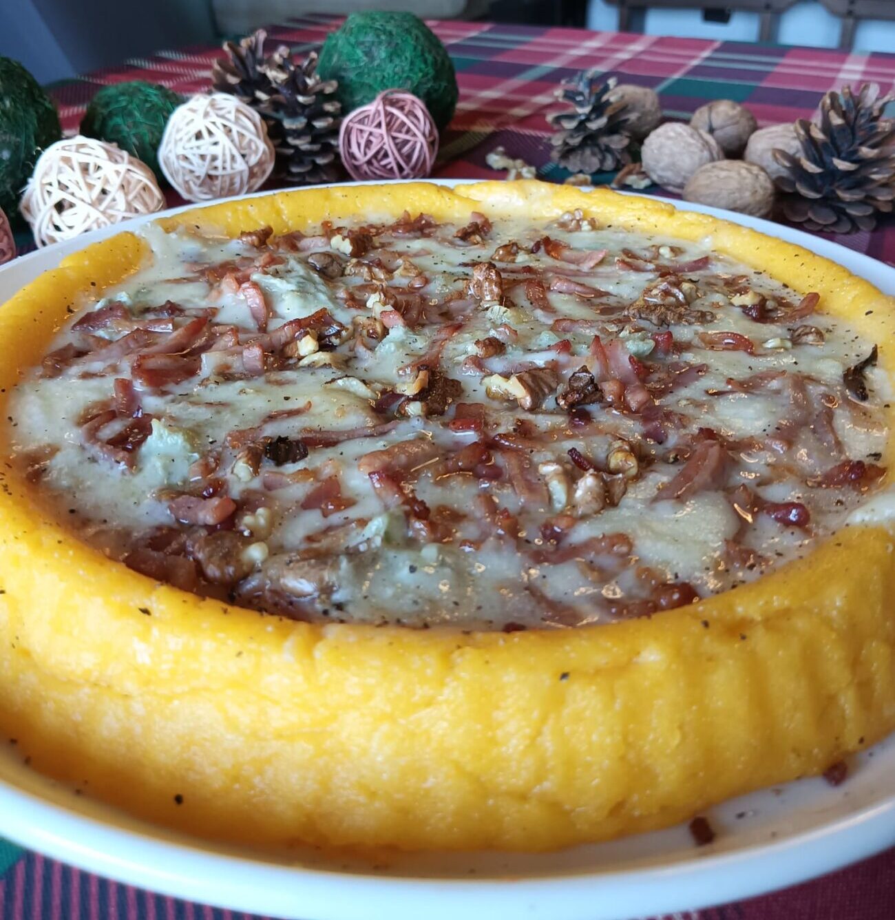 Crostata furba di Polenta, Gorgonzola, Speck e Noci