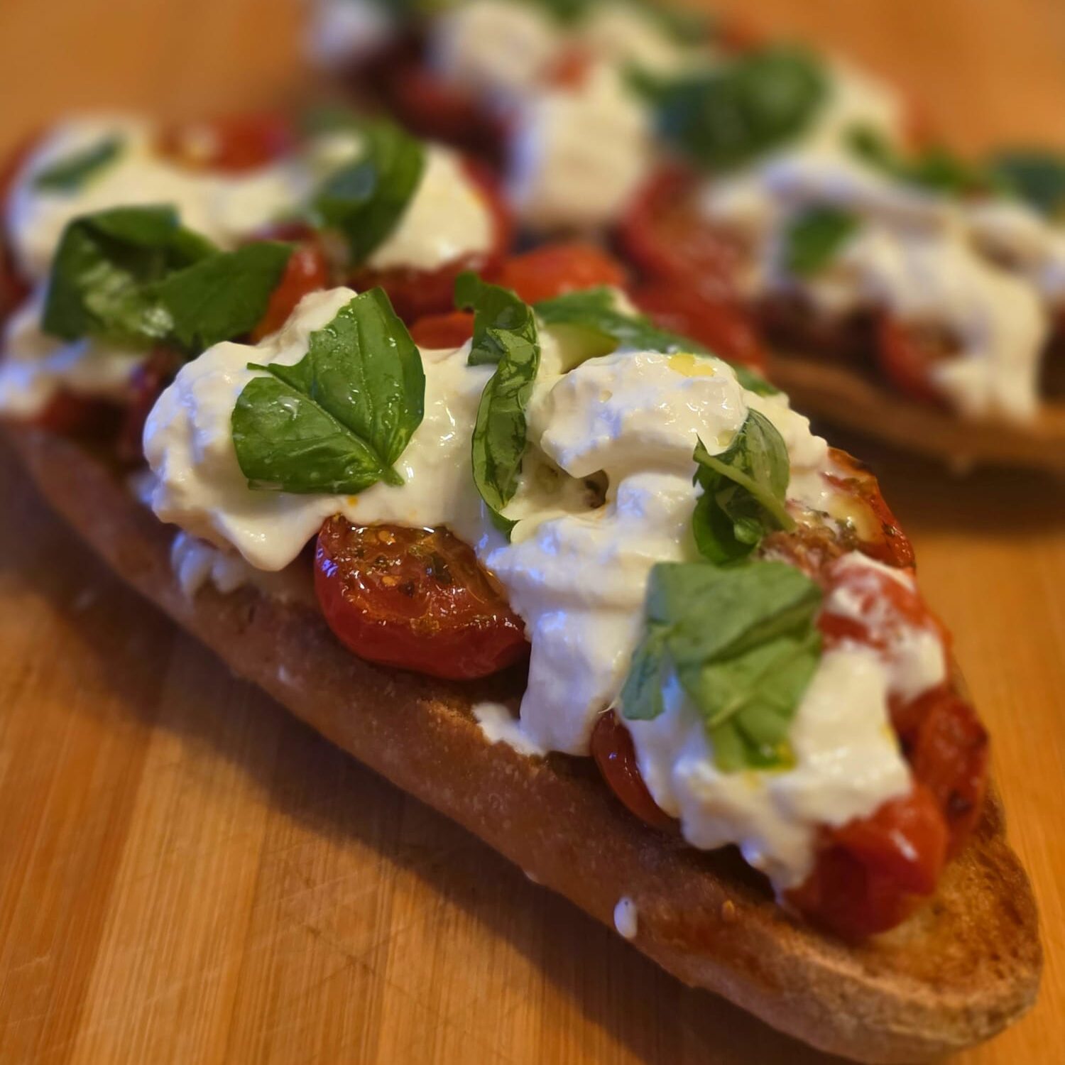 Crostone Gourmet Senza Glutine con Stracciatella e Pomodorini
